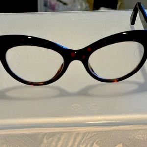 Preowned Gucci brown with gold tint cat eye glasses.